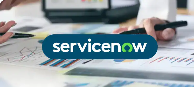 ServiceNow Logo auf einem Tisch mit Dokumenten und Stiften.